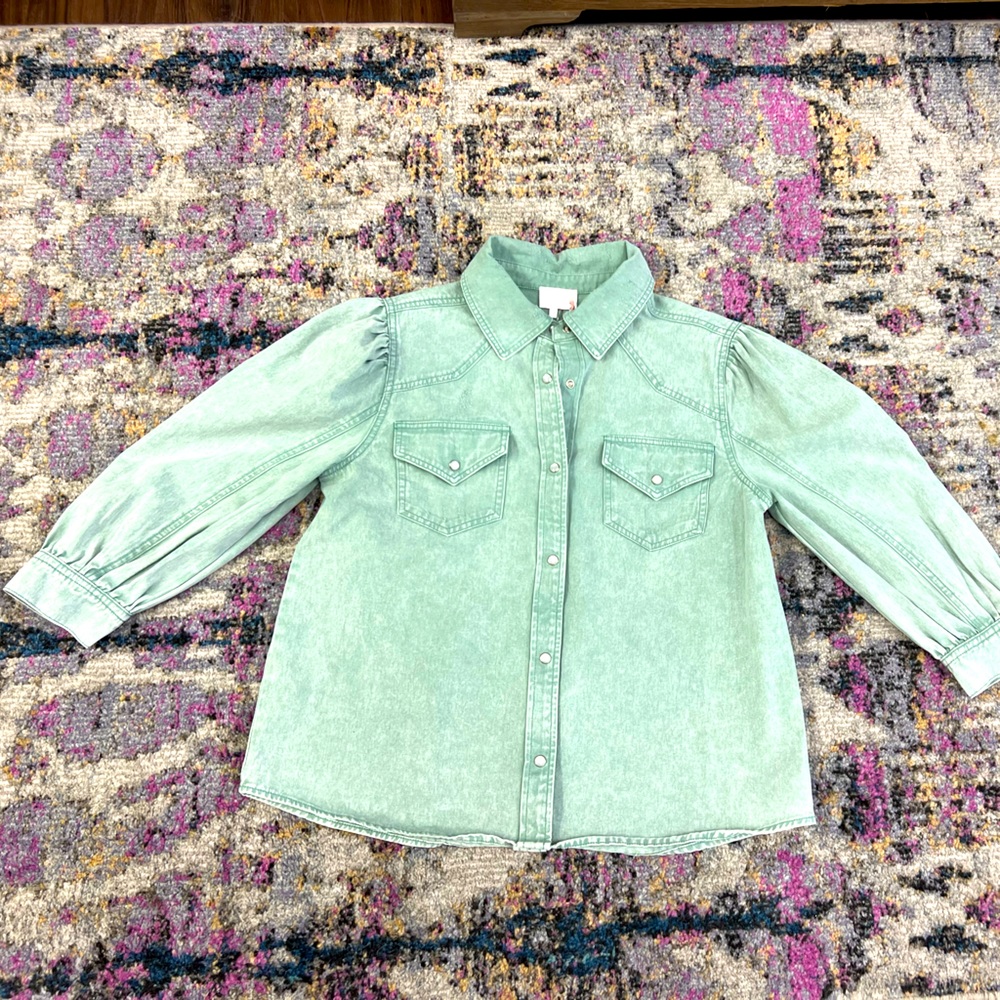 Denim top/jacket with snaps. Western detailing. Puff sleeves.